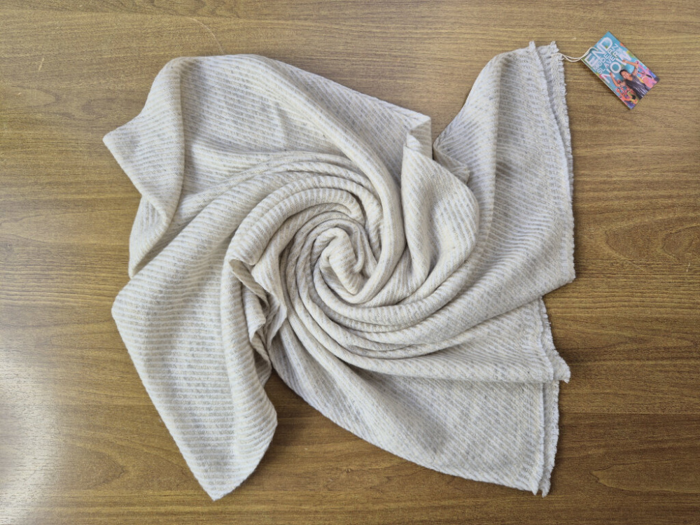 Zart flauschiger Kaschmir-Stola in Creme & Sand | handgefertigt von LWH | 65×204 cm